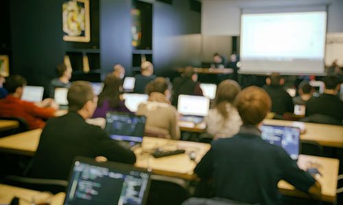 Many students are studing in the classroom